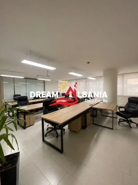 Shkoder, shitet dyqan , 370 m² 650.000 € (Shkoder)