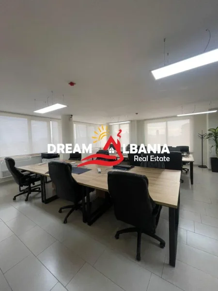 Shkoder, shitet dyqan , 370 m² 650.000 € (Shkoder)