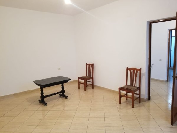 Tirane, jap me qera shtepi 2+1 Kati 0, 84 m² 300 € (Babrru Qender, rruga “Demokracia”)