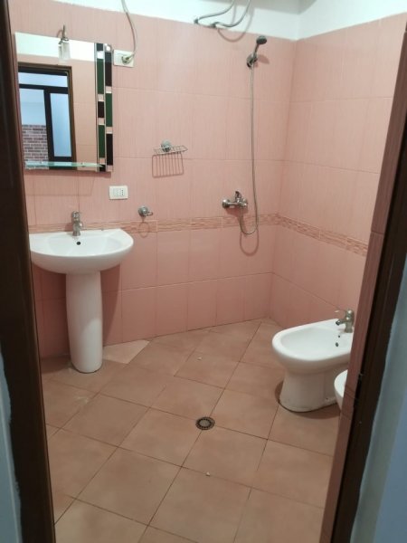 Tirane, jap me qera shtepi 2+1 Kati 0, 84 m² 300 € (Babrru Qender, rruga “Demokracia”)