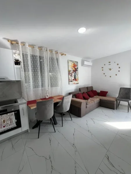 Durres, jepet me qera apartament 1+1 Kati 0, 350 € 