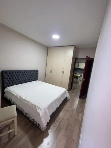 jepet me qera apartament 2+1+Ballkon Kati 3, 500 € (Rruga Loni Ligori (siper vero cafe))