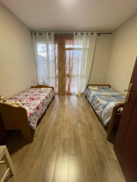 jepet me qera apartament 2+1+Ballkon Kati 3, 500 € (Rruga Loni Ligori (siper vero cafe))