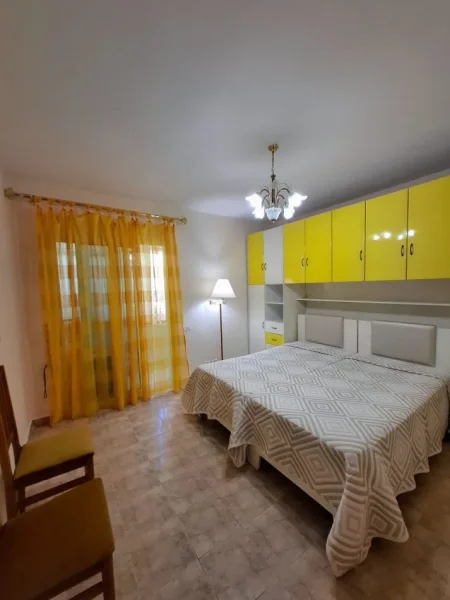 Tirane, jepet me qera apartament 1+1+Aneks+Ballkon Kati 3, 65 m² 550 € (komuna e parisit)