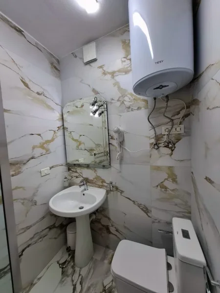 Tirane, jepet me qera apartament 1+1+Aneks+Ballkon Kati 3, 65 m² 550 € (komuna e parisit)