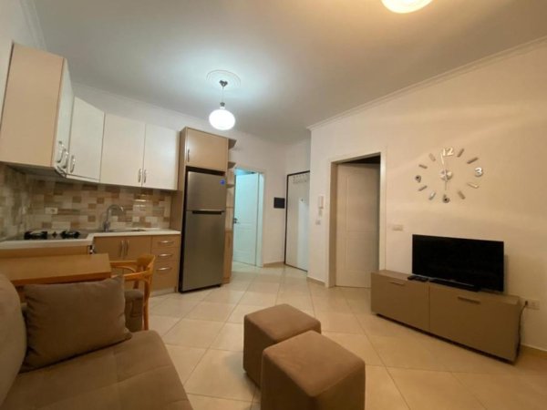 Tirane, jepet me qera apartament 1+1+Aneks+Ballkon Kati 4, 55 m² 500 € (komuna e parisit)