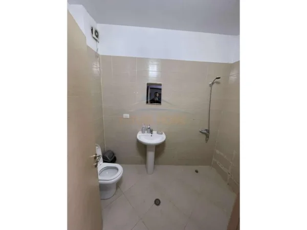 Tirane, jepet me qera apartament 1+1+Ballkon Kati 2, 70 m² 430 € (Unaza e Re)