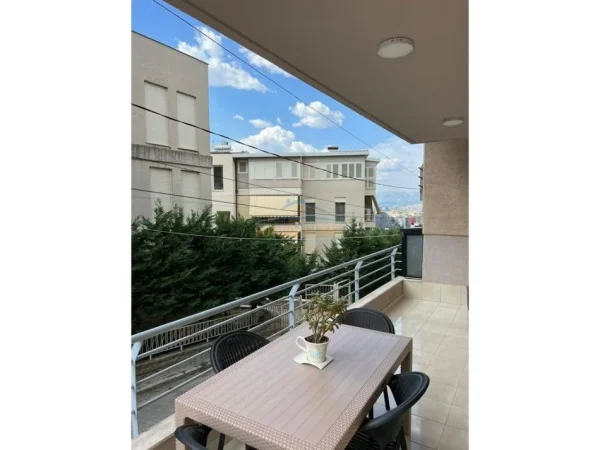 Tirane, jepet me qera apartament 1+1+Ballkon+Post Parkimi, Kati 2, 80 m² 550 € (Liqeni i Thate)