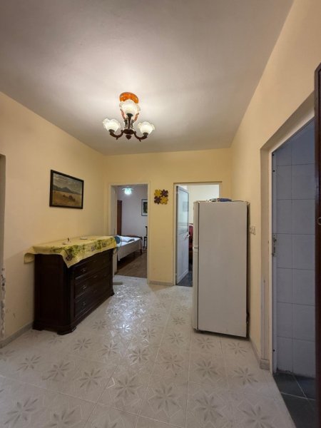 Tirane, jepet me qera apartament 3+1+Ballkon Kati 2, 100 m² 600 € (Ferit Xhajko)