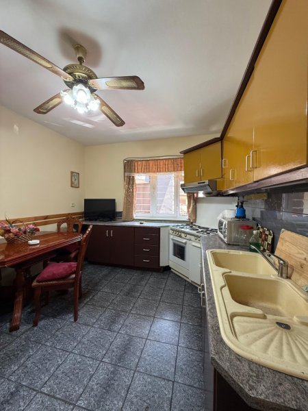 Tirane, jepet me qera apartament 3+1+Ballkon Kati 2, 100 m² 600 € (Ferit Xhajko)