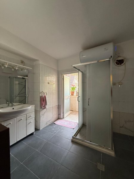 Tirane, jepet me qera apartament 3+1+Ballkon Kati 2, 100 m² 600 € (Ferit Xhajko)