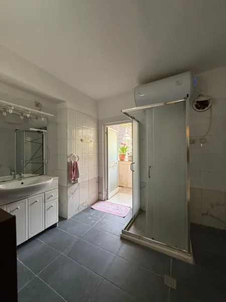 Tirane, jepet me qera apartament 3+1+Ballkon Kati 2, 100 m² 600 € (Ferit Xhajko)