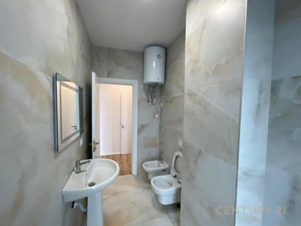 Tirane, jepet me qera apartament 3+1+Ballkon Kati 6, 140 m² 920 € 