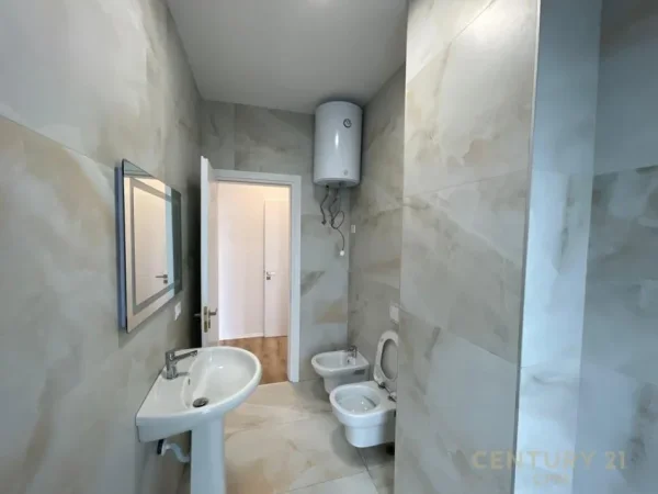 Tirane, jepet me qera apartament 3+1+Ballkon Kati 6, 140 m² 920 € 