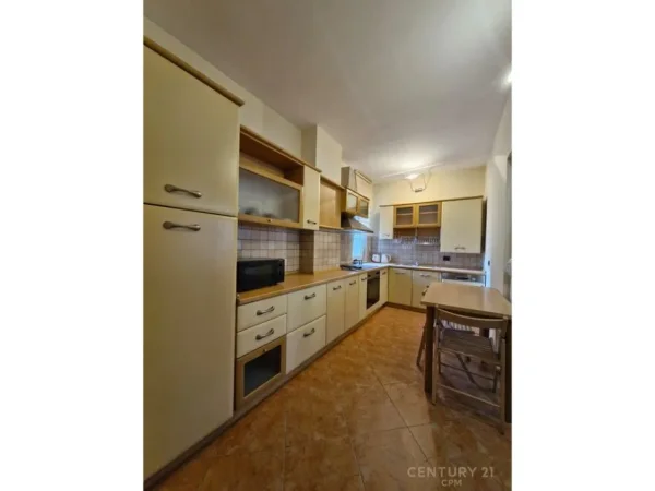 Tirane, jepet me qera apartament 1+1 Kati 3, 95 m² 700 € (Rruga e Barrikadave)