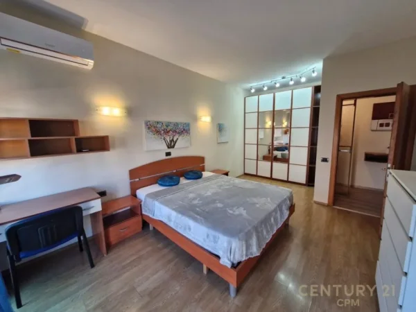 Tirane, jepet me qera apartament 1+1 Kati 3, 95 m² 700 € (Rruga e Barrikadave)