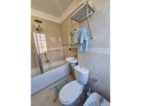 Tirane, jepet me qera apartament 1+1 Kati 3, 95 m² 700 € (Rruga e Barrikadave)