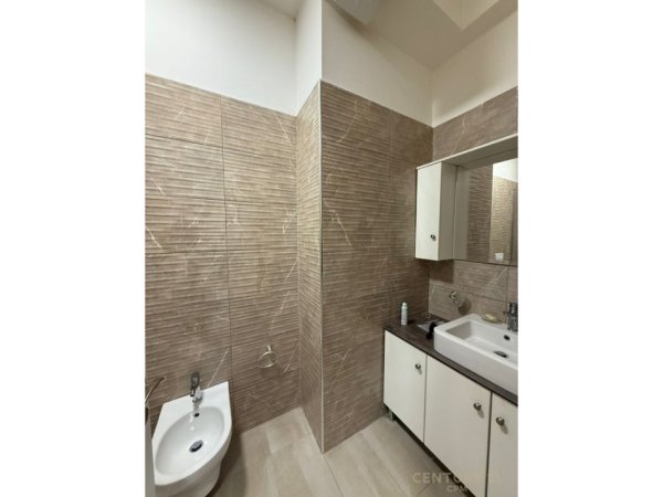 Tirane, jepet me qera apartament 1+1+Ballkon Kati 6, 65 m² 600 € (Pazari i Ri)