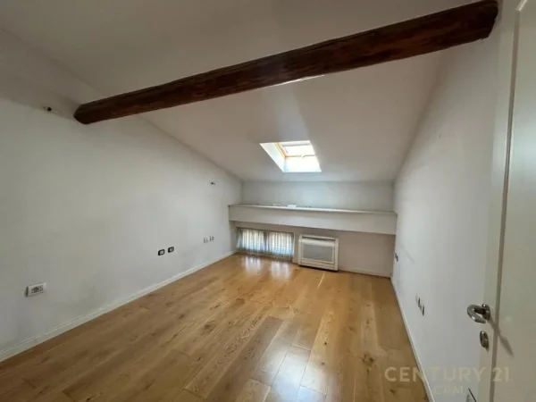 Tirane, jepet me qera ambjent biznesi Kati 3, 180 m² 2.000 € 