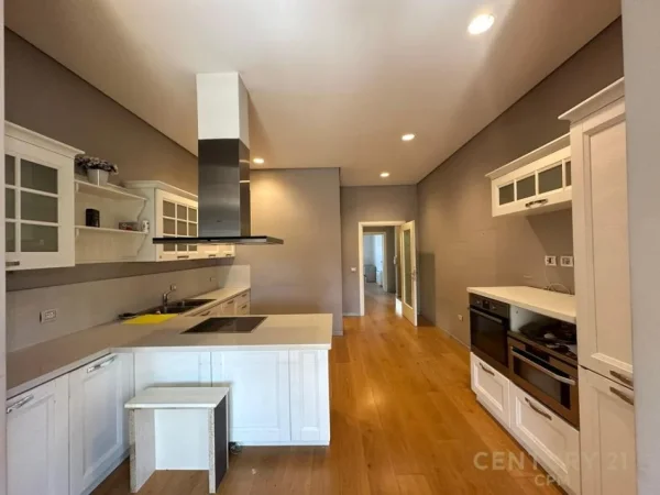 Tirane, jepet me qera ambjent biznesi Kati 3, 180 m² 2.000 € 