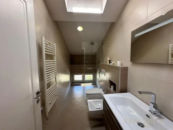 Tirane, jepet me qera ambjent biznesi Kati 3, 180 m² 2.000 € 