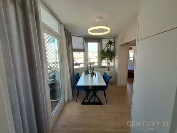 Tirane, jepet me qera apartament 2+1 Kati 10, 80 m² 650 € (Rruga Bilal)