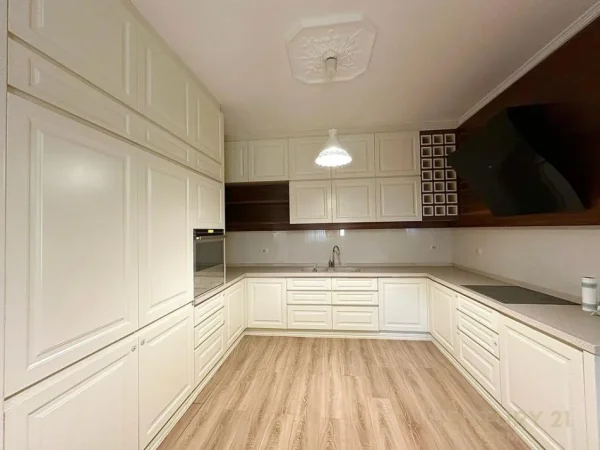 Tirane, jepet me qera apartament 2+1+Ballkon Kati 8, 120 m² 1.400 € (Kompleksi Delijorgji)