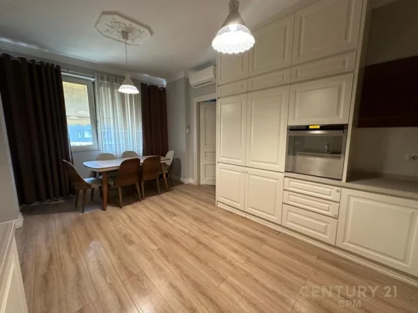 Tirane, jepet me qera apartament 2+1+Ballkon Kati 8, 120 m² 1.400 € (Kompleksi Delijorgji)