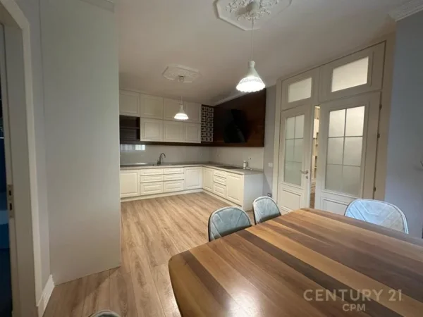 Tirane, jepet me qera apartament 2+1+Ballkon Kati 8, 120 m² 1.400 € (Kompleksi Delijorgji)