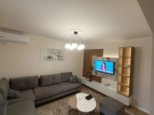 Tirane, jepet me qera apartament 1+1+Aneks+Ballkon Kati 4, 65 m² 450 € (Shkolla bashkuar)