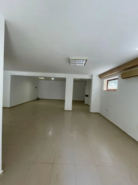 Tirane, shitet dyqan Kati 0, 100 m² 120.000 € (Kopshti Botanik, prane bar Enzo)