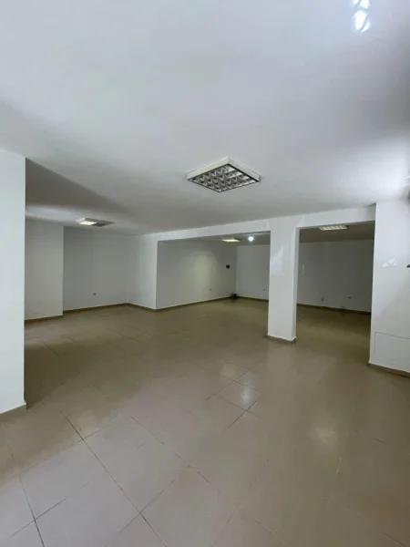 Tirane, shitet dyqan Kati 0, 100 m² 120.000 € (Kopshti Botanik, prane bar Enzo)