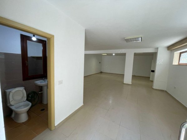 Tirane, shitet dyqan Kati 0, 100 m² 120.000 € (Kopshti Botanik, prane bar Enzo)