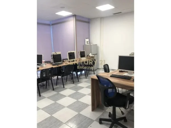 Tirane, shes ambjent biznesi , 200 m² 570.000 € (Ish Ekspozita)