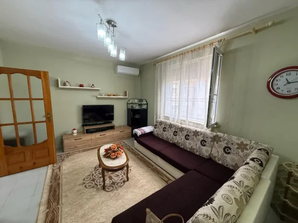 Tirane, jepet me qera apartament duplex 3+1 Kati 2, 100 m² 550 € (ali demi)