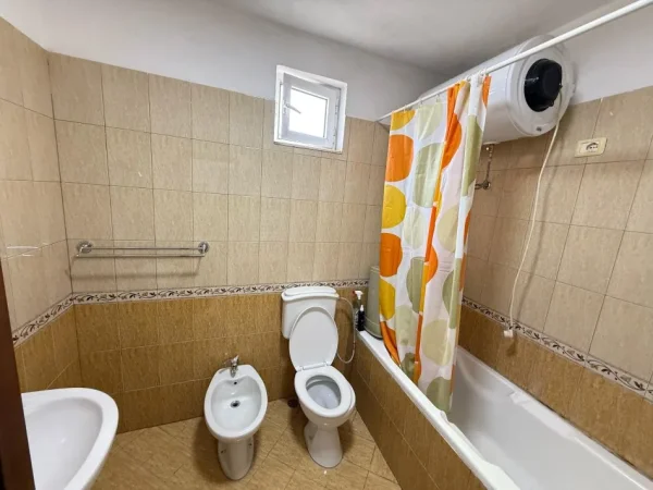 Tirane, jepet me qera apartament duplex 3+1 Kati 2, 100 m² 550 € (ali demi)
