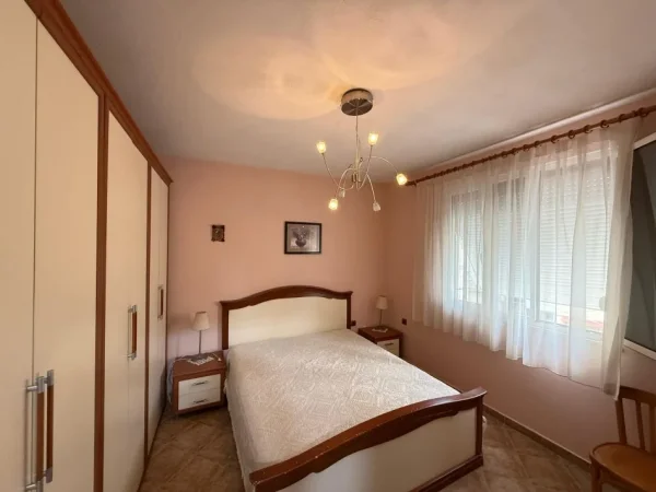 Tirane, jepet me qera apartament duplex 3+1 Kati 2, 100 m² 550 € (ali demi)