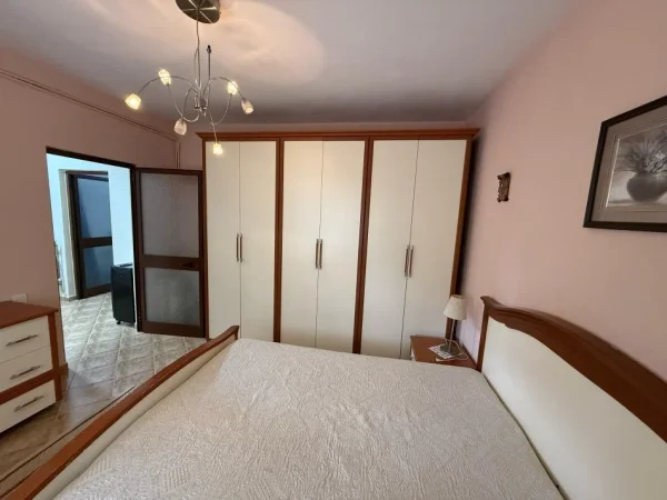Tirane, jepet me qera apartament duplex 3+1 Kati 2, 100 m² 550 € (ali demi)