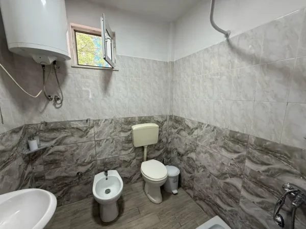 Tirane, jepet me qera apartament duplex 3+1 Kati 2, 100 m² 550 € (ali demi)