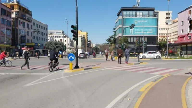 Tirane, jap me qera ambjent biznesi , 1.192 m² 7.000 € (21 Dhjetori)