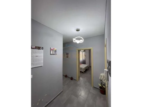 Tirane, jepet me qera apartament 1+1+Ballkon Kati 2, 70 m² 430 € (Unaza e Re)