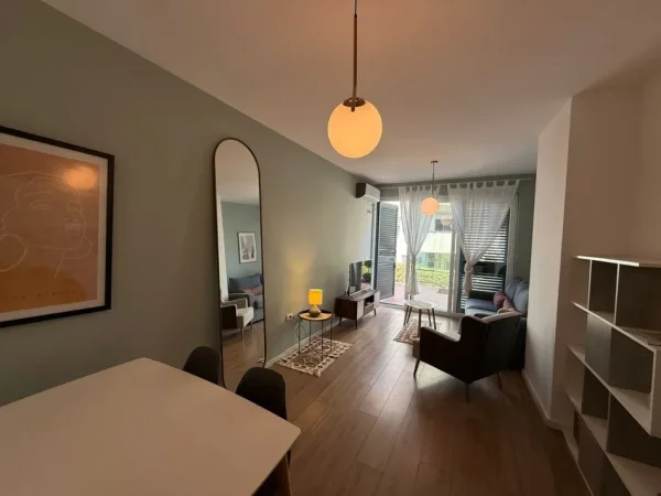 Tirane, jepet me qera apartament 1+1+Ballkon Kati 2, 49 m² 550 € (kodra e diellit 1)