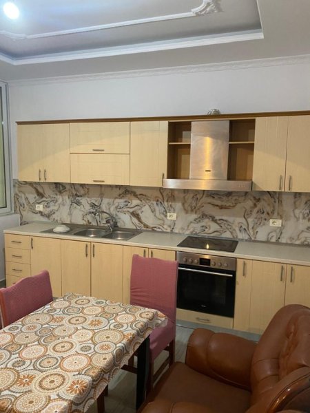Tirane,  📍 *JEPET ME QERA SUPER HYRJE 2+1+2 NË 5 MAJ – PËRBALLË ODA BAR!*  Kati 1, 100 m² 450 €
