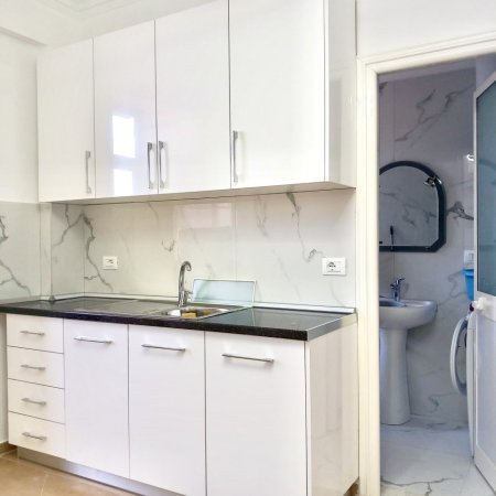 Tirane, jepet me qera garsonier 1+1 Kati 4, 30 m² 300 € (Perballe RING CENTER)
