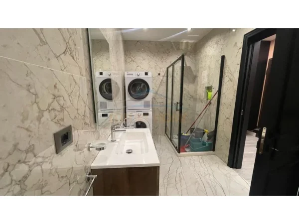 Tirane, jepet me qera ambjent biznesi Kati 7, 180 m² 100.000 € 