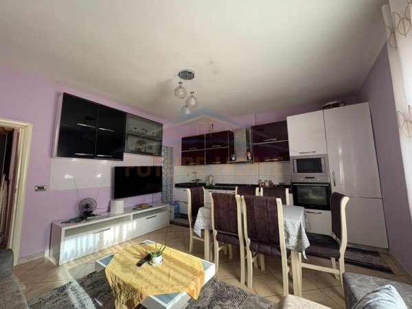 Durres, jepet me qera apartament 1+1 Kati 4, 55 m² 400 € (Markata , Durres.)