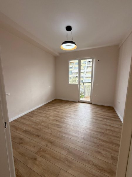 Tirane, shitet apartament 2+1+Ballkon Kati 3, 100 m² 135.000 € (rruga thesarit)