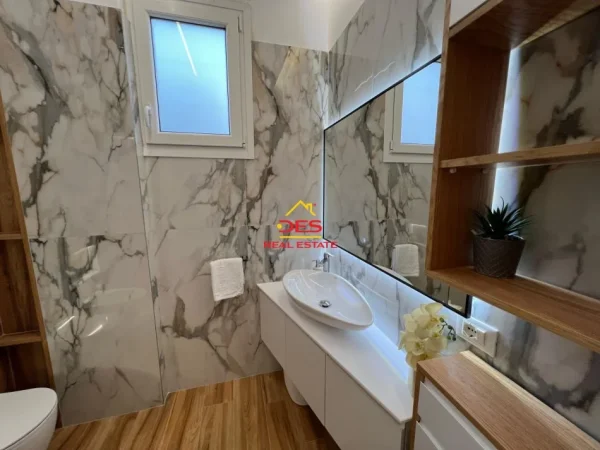 Vlore, shitet apartament 2+1+Ballkon Kati 2, 78 m² 159.000 € (Rruga Hasan Kushta)