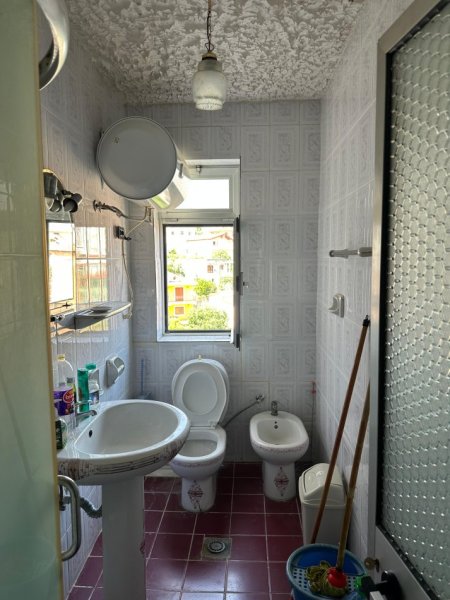 Tirane, jepet me qera apartament 2+1+Ballkon Kati 4, 80 m² 400 € (Ali Dem)