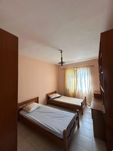 Tirane, jepet me qera apartament 2+1+Ballkon Kati 4, 80 m² 400 € (Ali Dem)